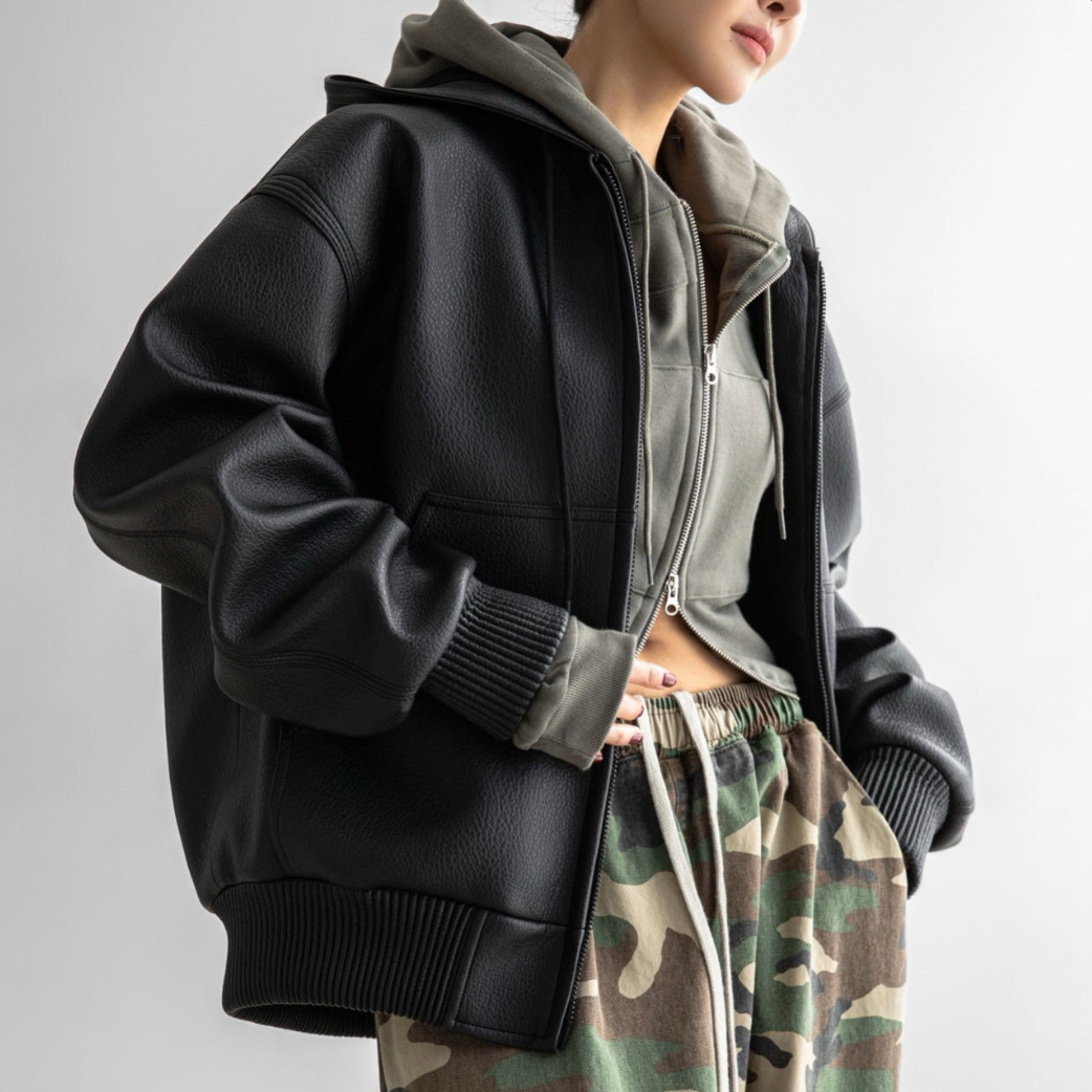 Chaqueta extragrande de cuero con capucha