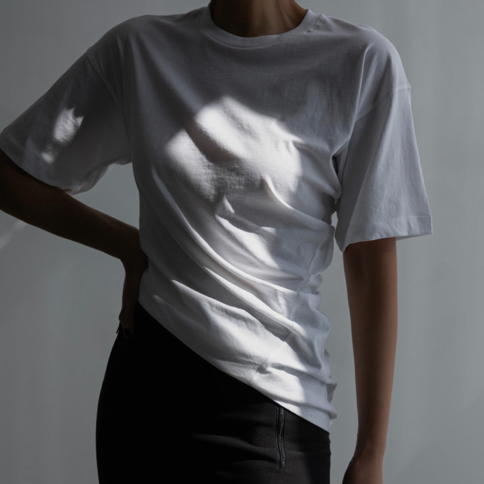 Camiseta con detalle retorcido