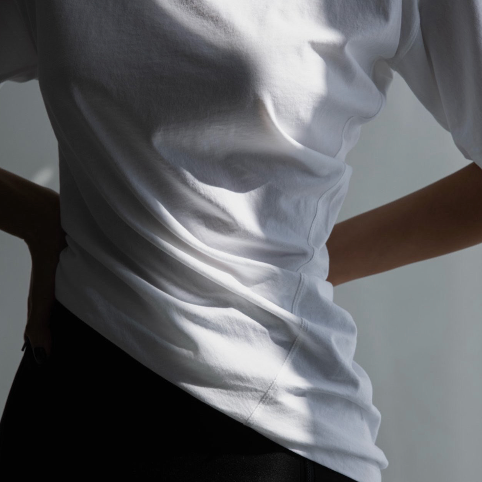 Camiseta con detalle retorcido