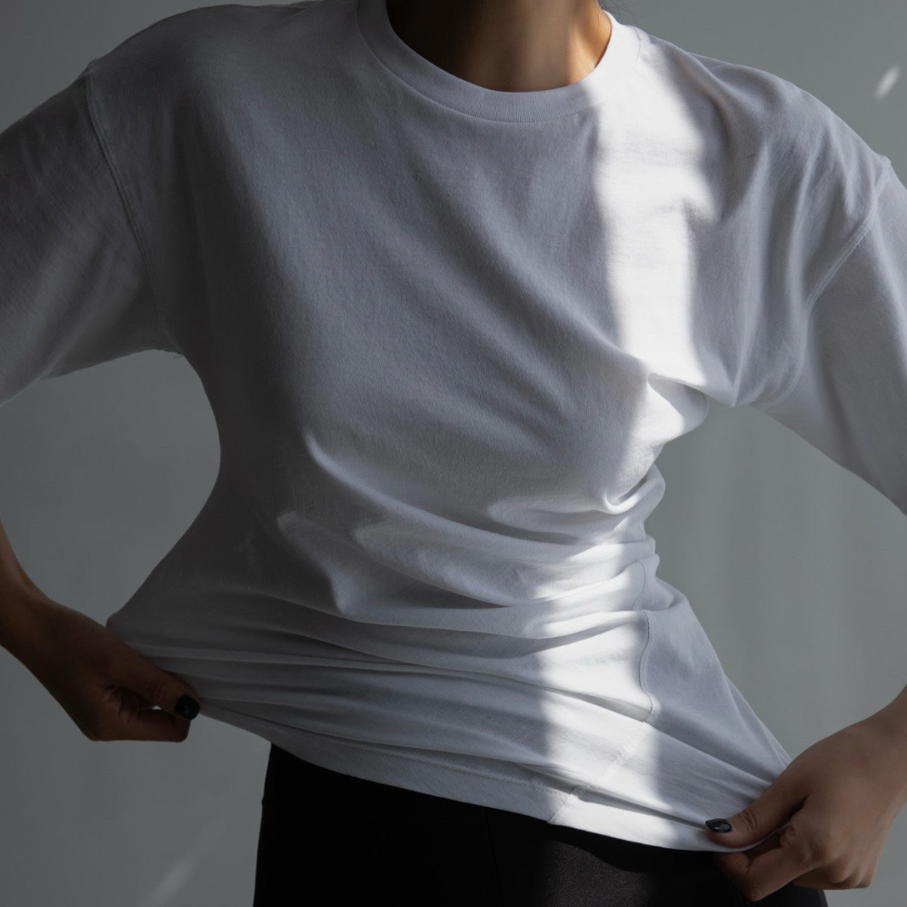 Camiseta con detalle retorcido