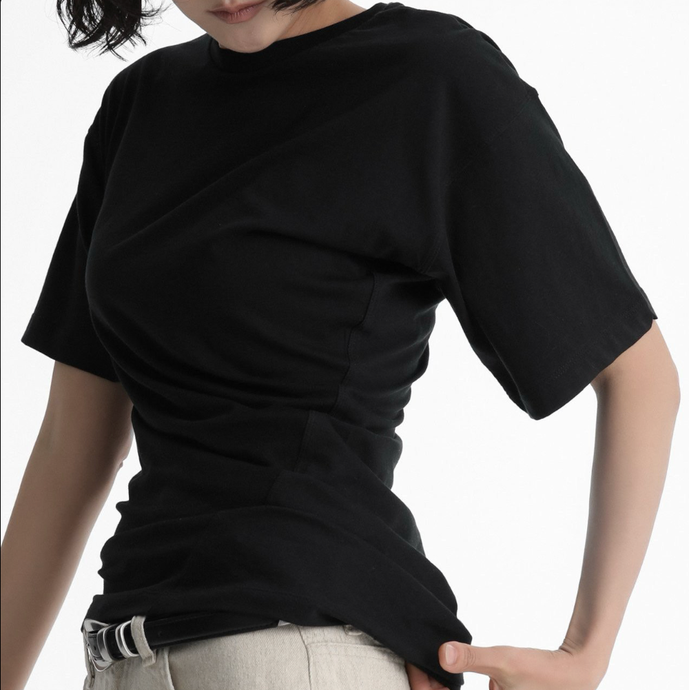 Camiseta con detalle retorcido