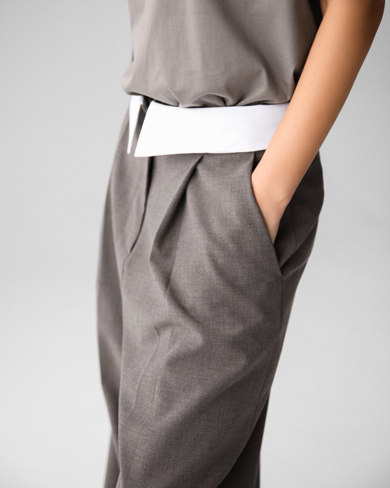 BI – Color Waist Wide Pin – Tuck Trousers