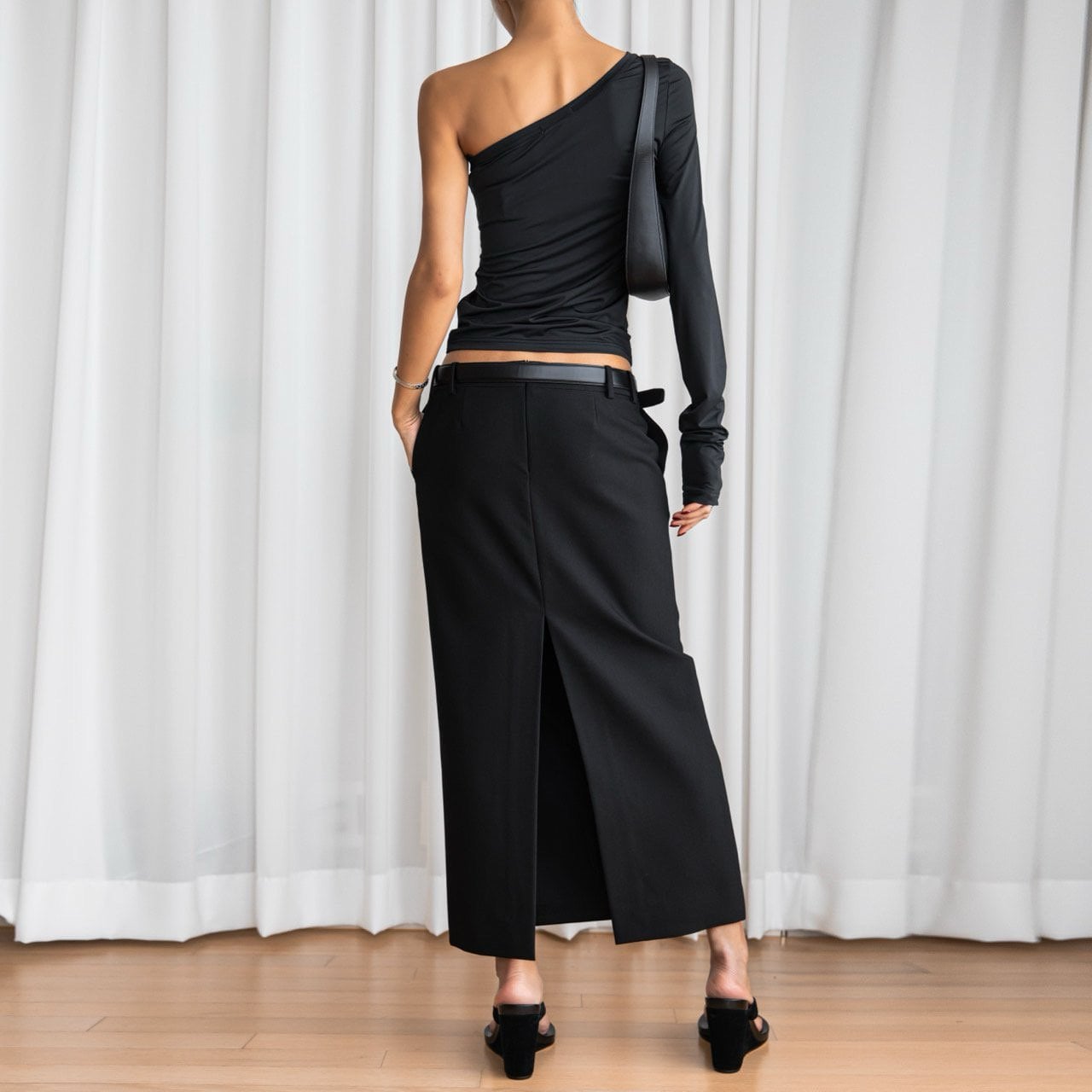 One Diagonal Shoulder Long Sleeved Top